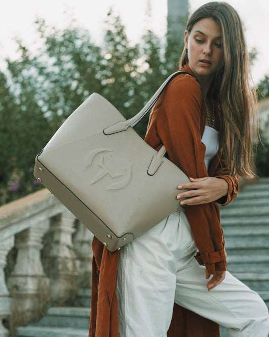 The entire tote bag in beige